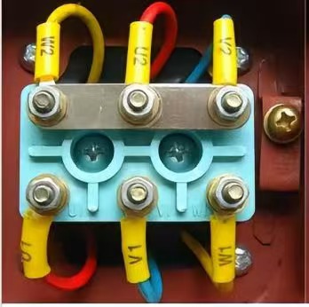 وصلات المحركات غير المتزامنة ثلاثية الطور: وصلة نجمية (Y) ووصلة دلتا (Δ)